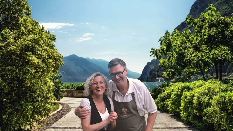 Het Tuindiner restaurant in Heiloo met Italiaanse vlaggen en een tafel vol met traditioneel Italiaans eten zoals pasta, pizza, wijn en olijfolie