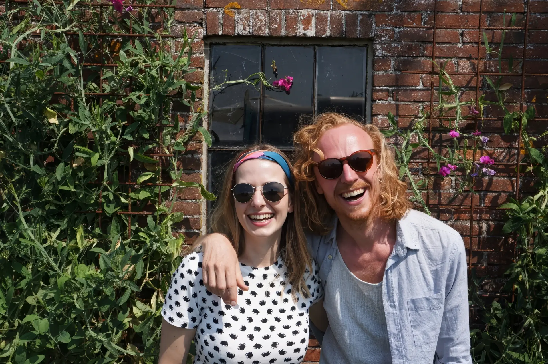 The Wedding Bells duo Tim Bakker en Marije de Vries met gitaren tijdens optreden TuinDiner Heiloo