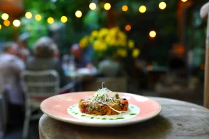 Gegrilde groente caponata met aubergine, paprika en burrata-crème op rustiek bord in zomerse tuinsetting 🌿🍆🍅