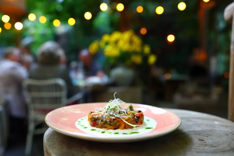 Gegrilde groente caponata met aubergine, paprika en burrata-crème op rustiek bord in zomerse tuinsetting 🌿🍆🍅