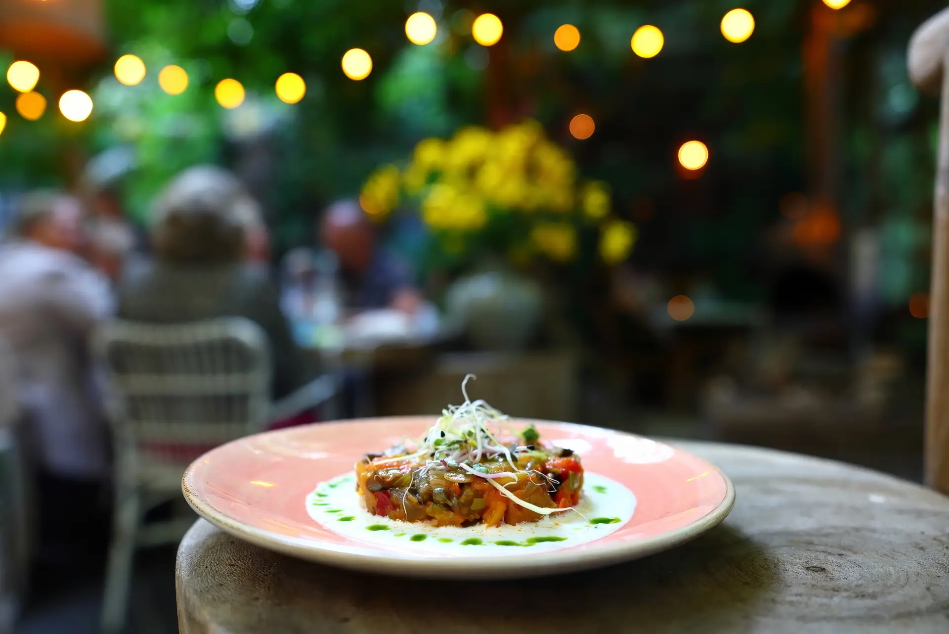 Gegrilde groente caponata met aubergine, paprika en burrata-crème op rustiek bord in zomerse tuinsetting 🌿🍆🍅