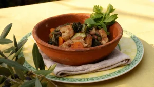 Kom warme Zuppa Frantoiana Toscaanse soep met borlotti bonen, pompoen, zwarte kool en geroosterd brood met olijfolie