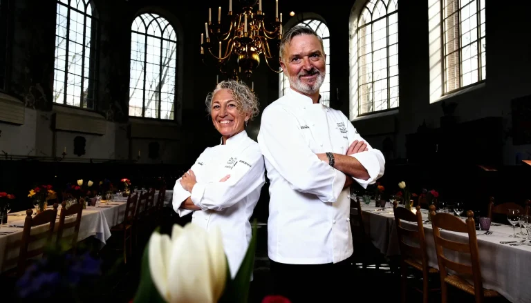gedekte tafel met kaarslicht in voormalige kerk hensbroek tijdens tuindiner winterdiner met live muziek
