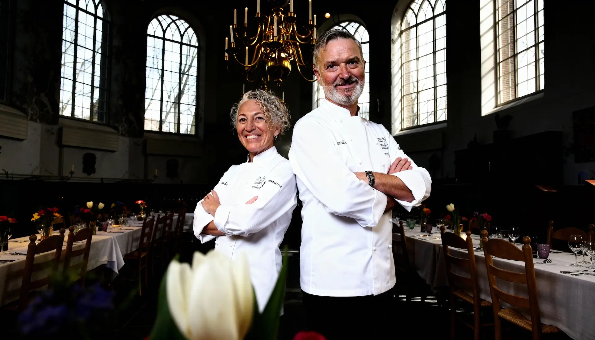 gedekte tafel met kaarslicht in voormalige kerk hensbroek tijdens tuindiner winterdiner met live muziek