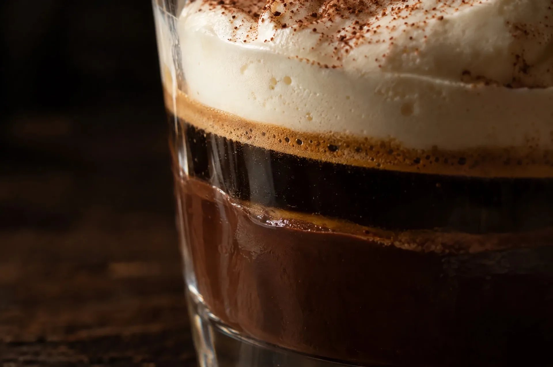Close-up van bicerin in een glas: de grens tussen donkere chocolade, espresso met crème en witte room