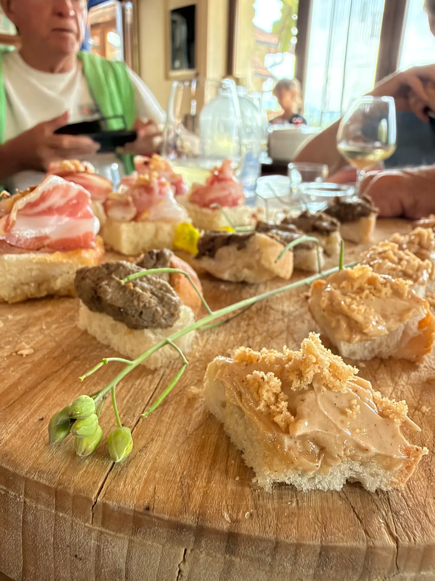 Crostini met diverse belegde hapjes op houten plank
