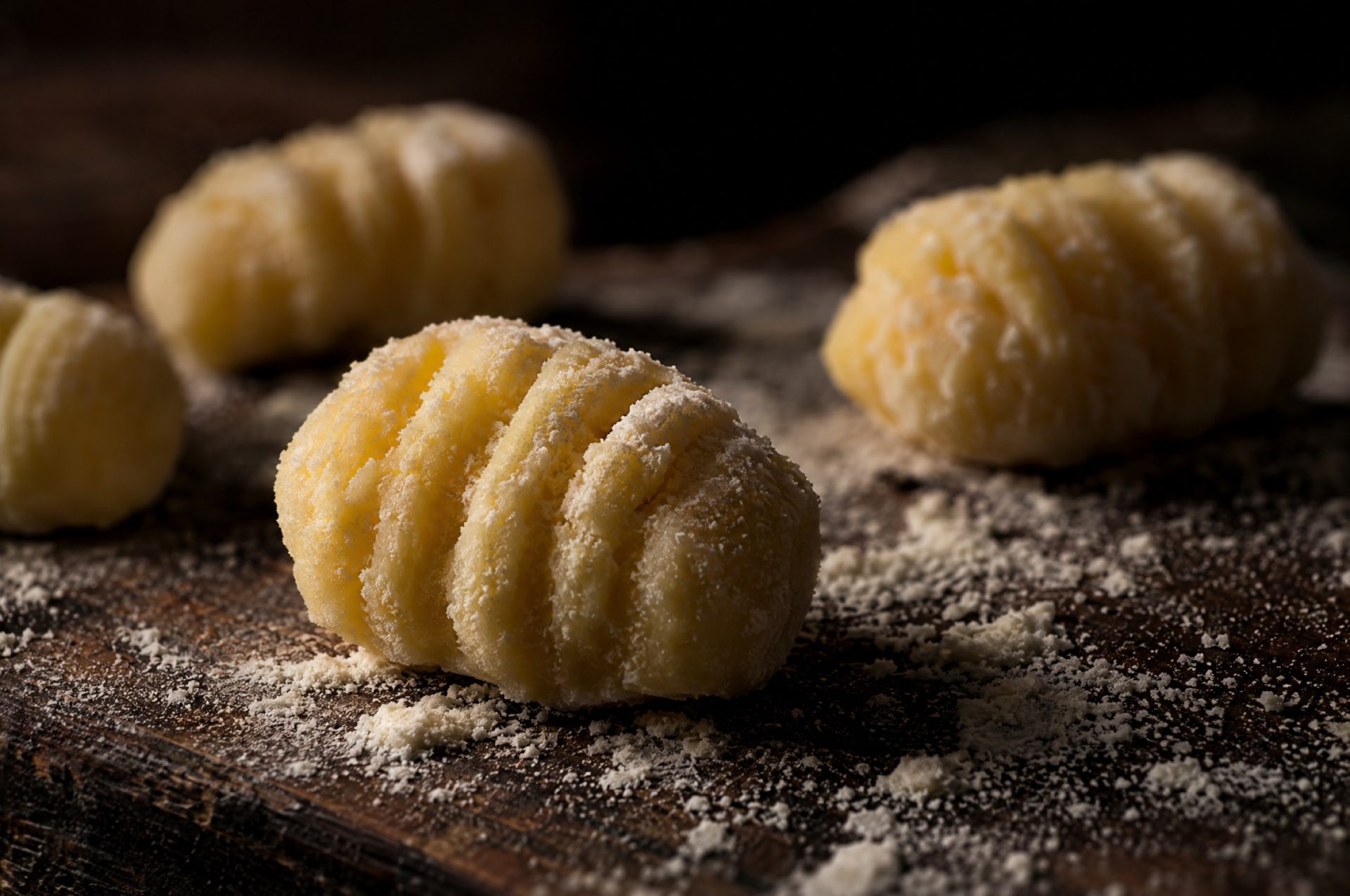 Gnocchi van dichtbij: de groeven van de vork in het zachte aardappeldeeg, licht bestoven met bloem