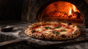 Zelfgemaakte pizza met tomatensaus, gesmolten mozzarella en basilicum op een pizzasteen voor de gloed van een houtoven